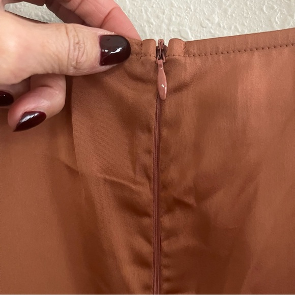 Ivy City Co Satin Genevieve Midi Dress Size Médium - Picture 7 of 9